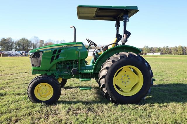 Image of John Deere 5065E equipment image 3