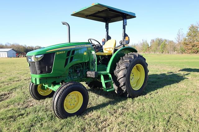 Image of John Deere 5065E equipment image 2