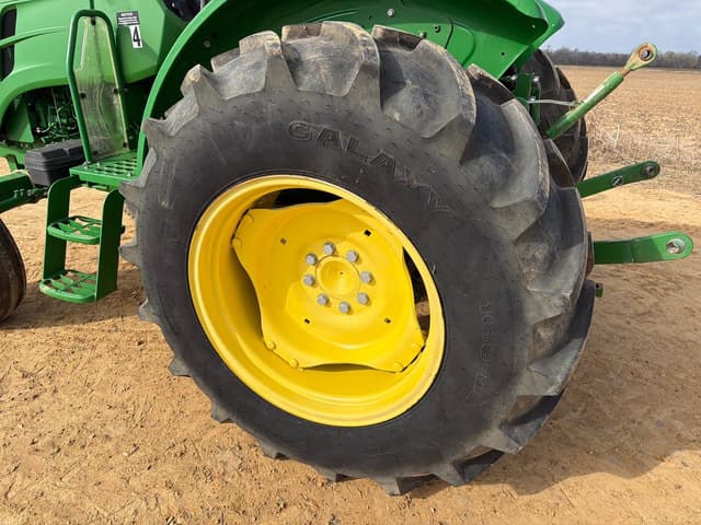 Image of John Deere 5065E equipment image 1