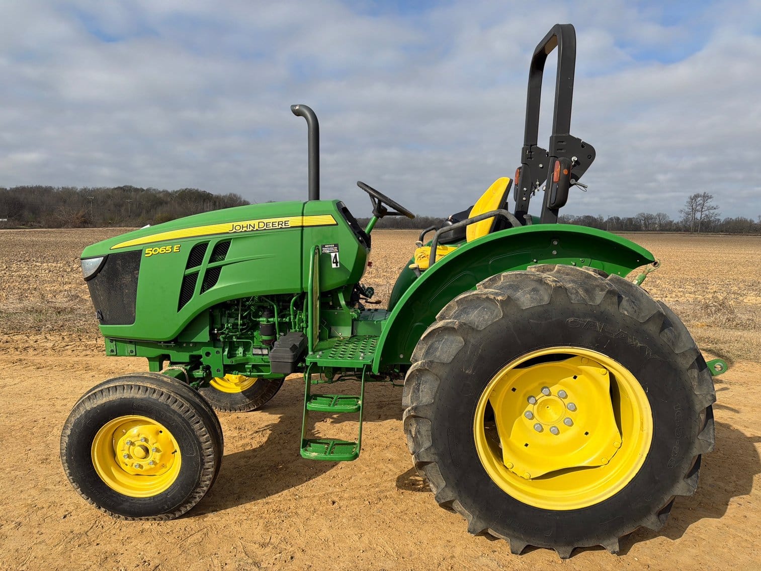 John Deere 5065E Equipment Image0