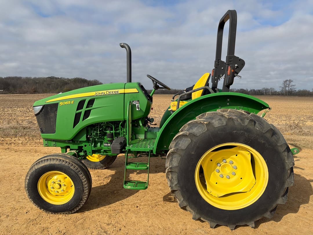 Image of John Deere 5065E Primary image