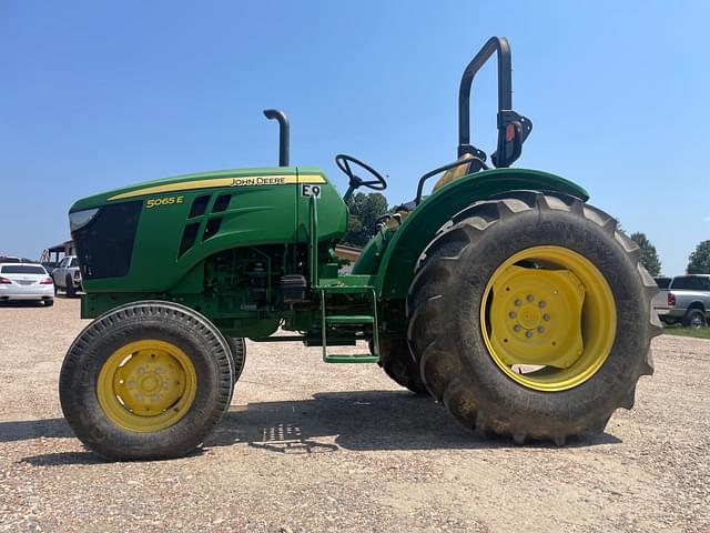 Image of John Deere 5065E equipment image 1