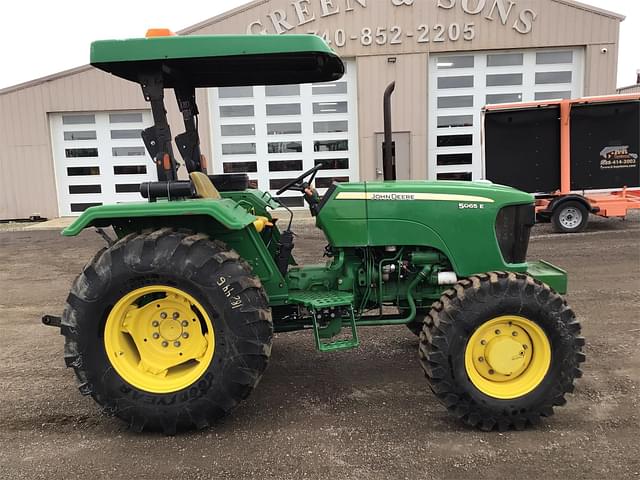 Image of John Deere 5065E equipment image 2