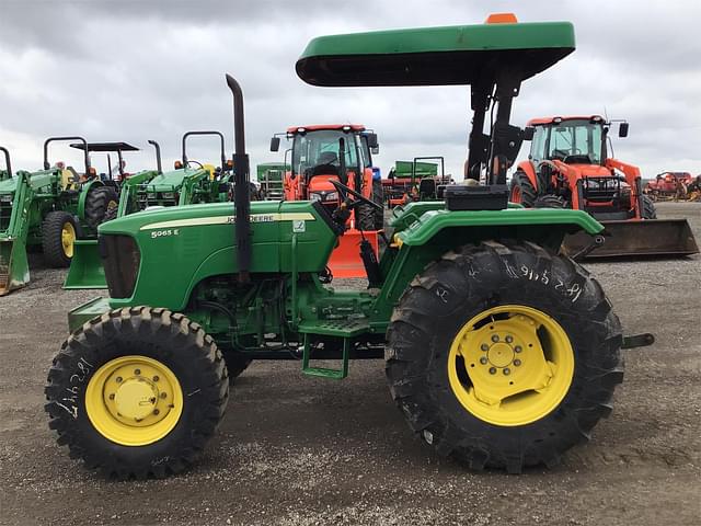 Image of John Deere 5065E equipment image 3