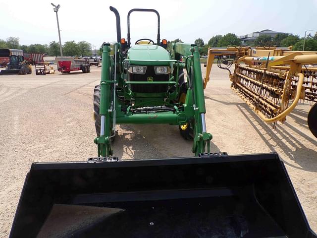Image of John Deere 5065E equipment image 2