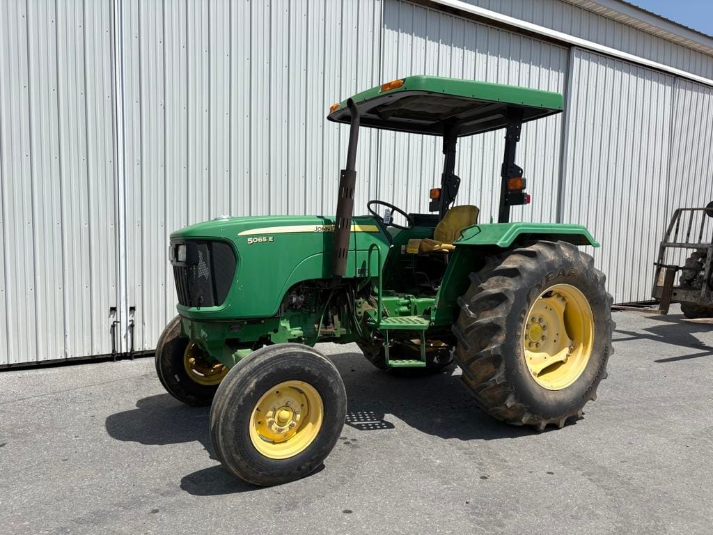 John Deere 5065E Equipment Image0