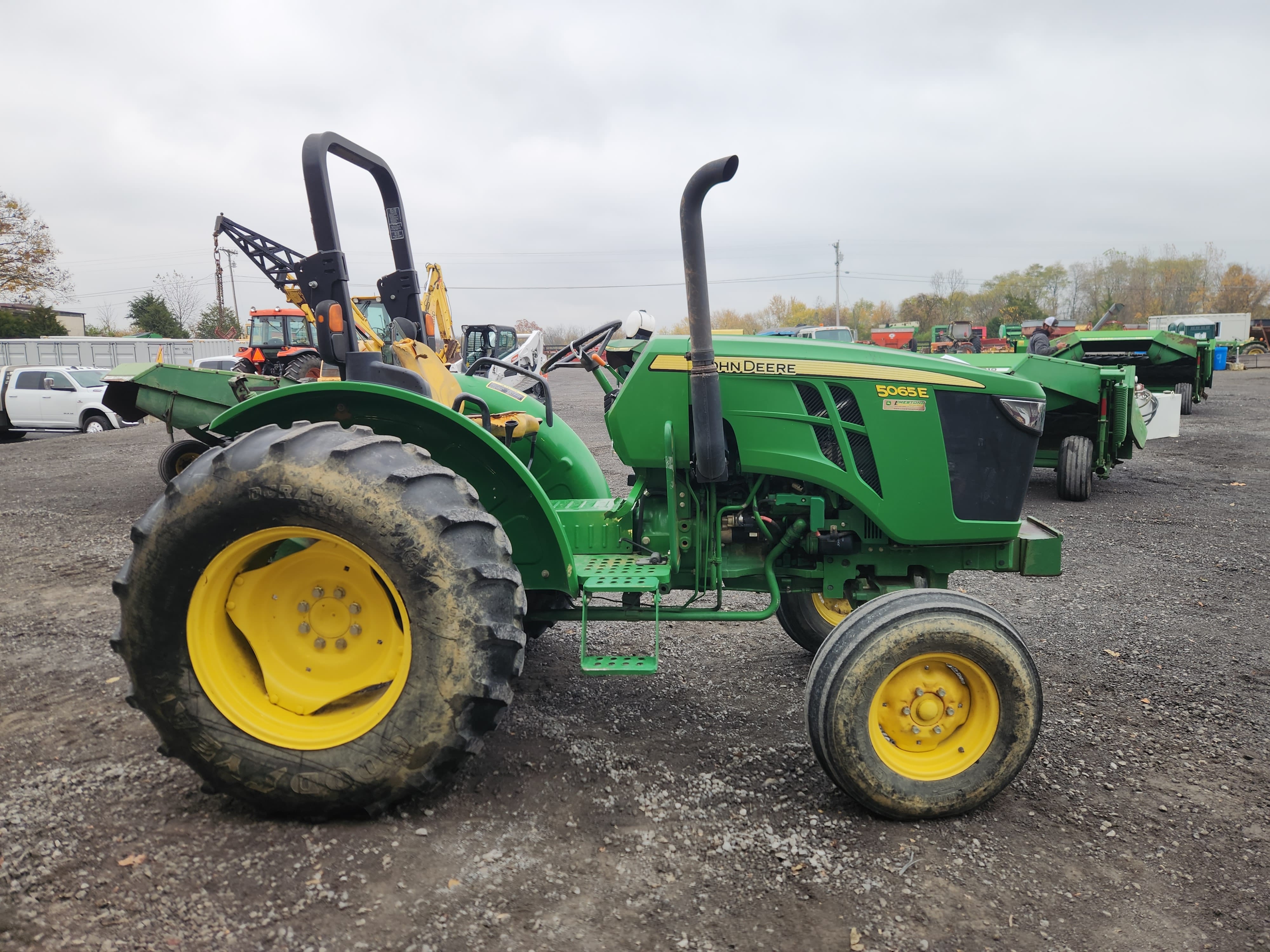 John Deere 5065E Equipment Image0