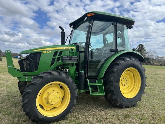 John Deere 5067E Equipment Image0