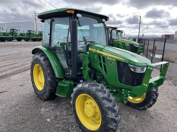 John Deere 5067E Equipment Image0