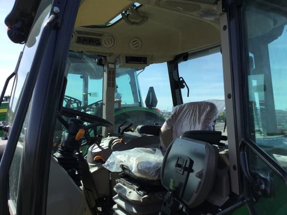 Image of John Deere 5067E equipment image 4
