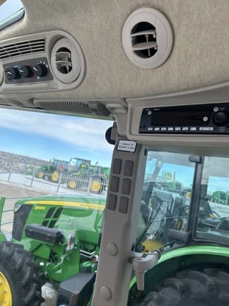 Image of John Deere 5075E equipment image 4