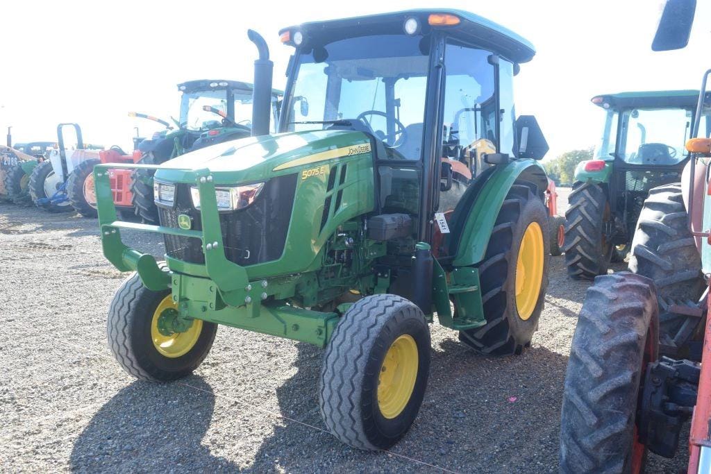 John Deere 5075E Equipment Image0