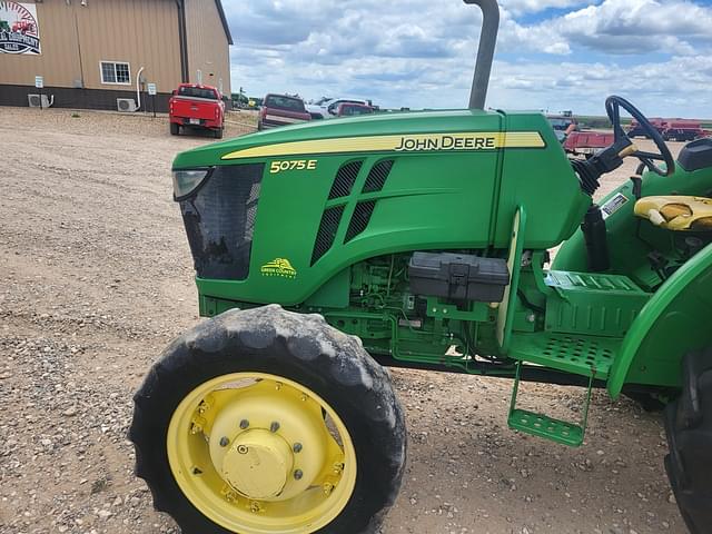 Image of John Deere 5075E equipment image 4