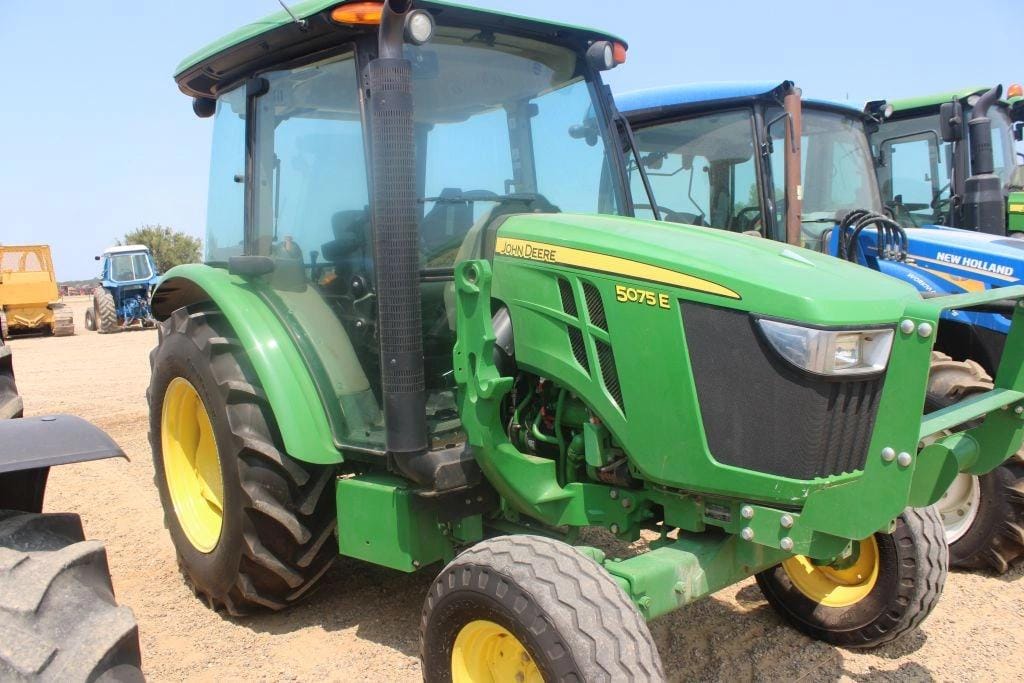 John Deere 5075E Equipment Image0