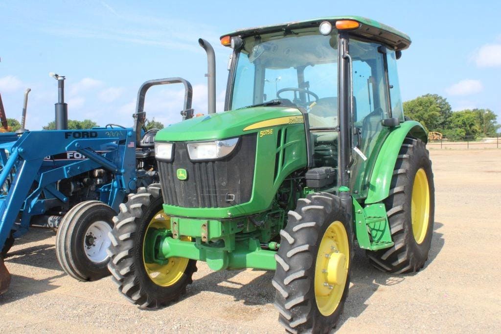 John Deere 5075E Equipment Image0