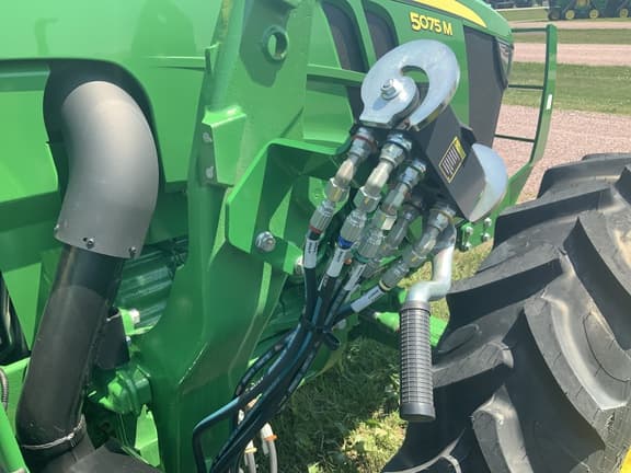 Image of John Deere 5075M equipment image 4