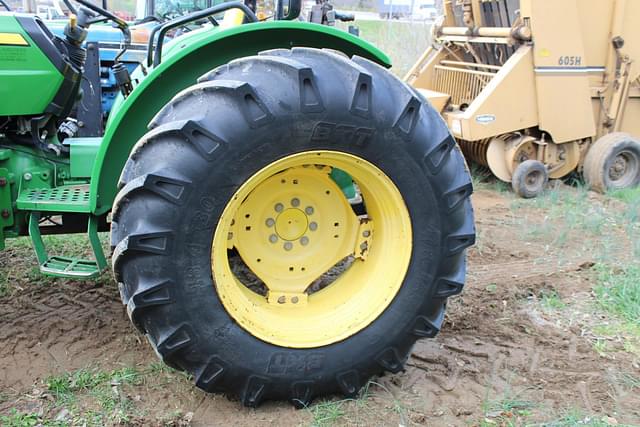 Image of John Deere 5083E equipment image 2