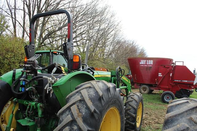 Image of John Deere 5083E equipment image 4