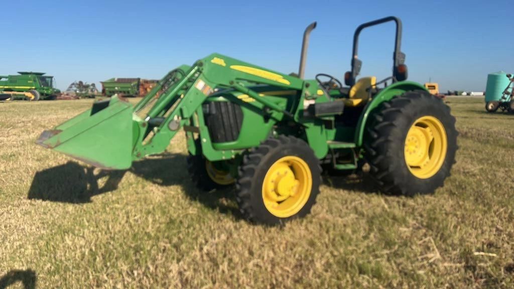 John Deere 5083E Equipment Image0