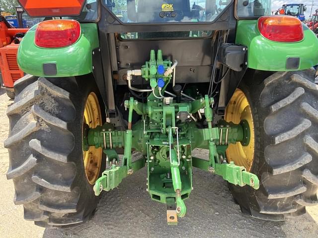 Image of John Deere 5085E equipment image 4