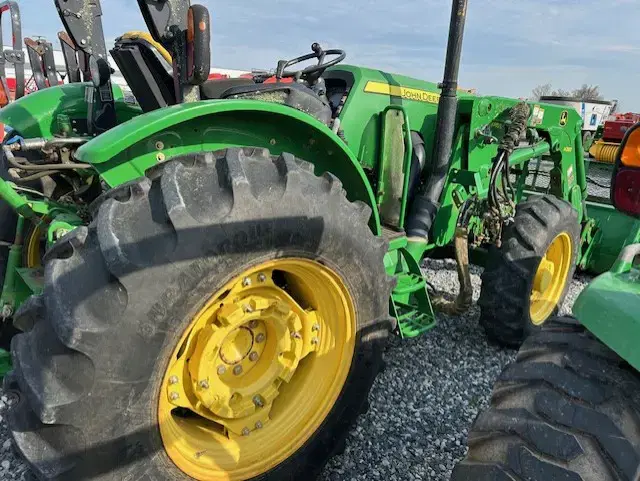 Image of John Deere 5085E equipment image 4