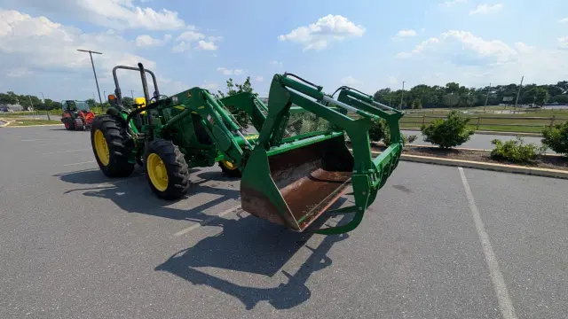 Image of John Deere 5085E equipment image 4