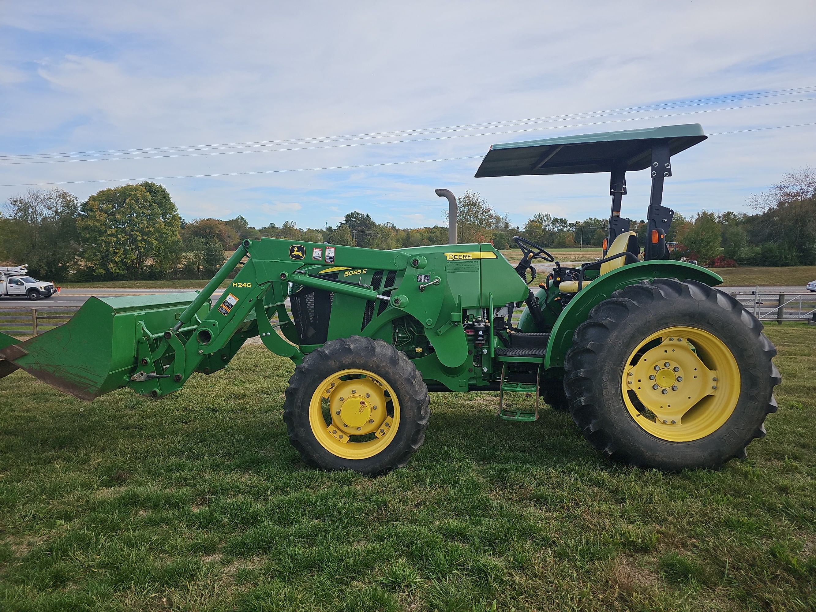 John Deere 5085E Equipment Image0