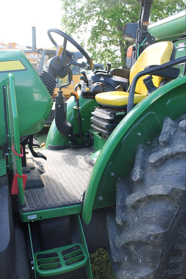 Image of John Deere 5085M equipment image 4