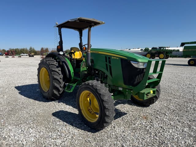 Image of John Deere 5085M equipment image 1