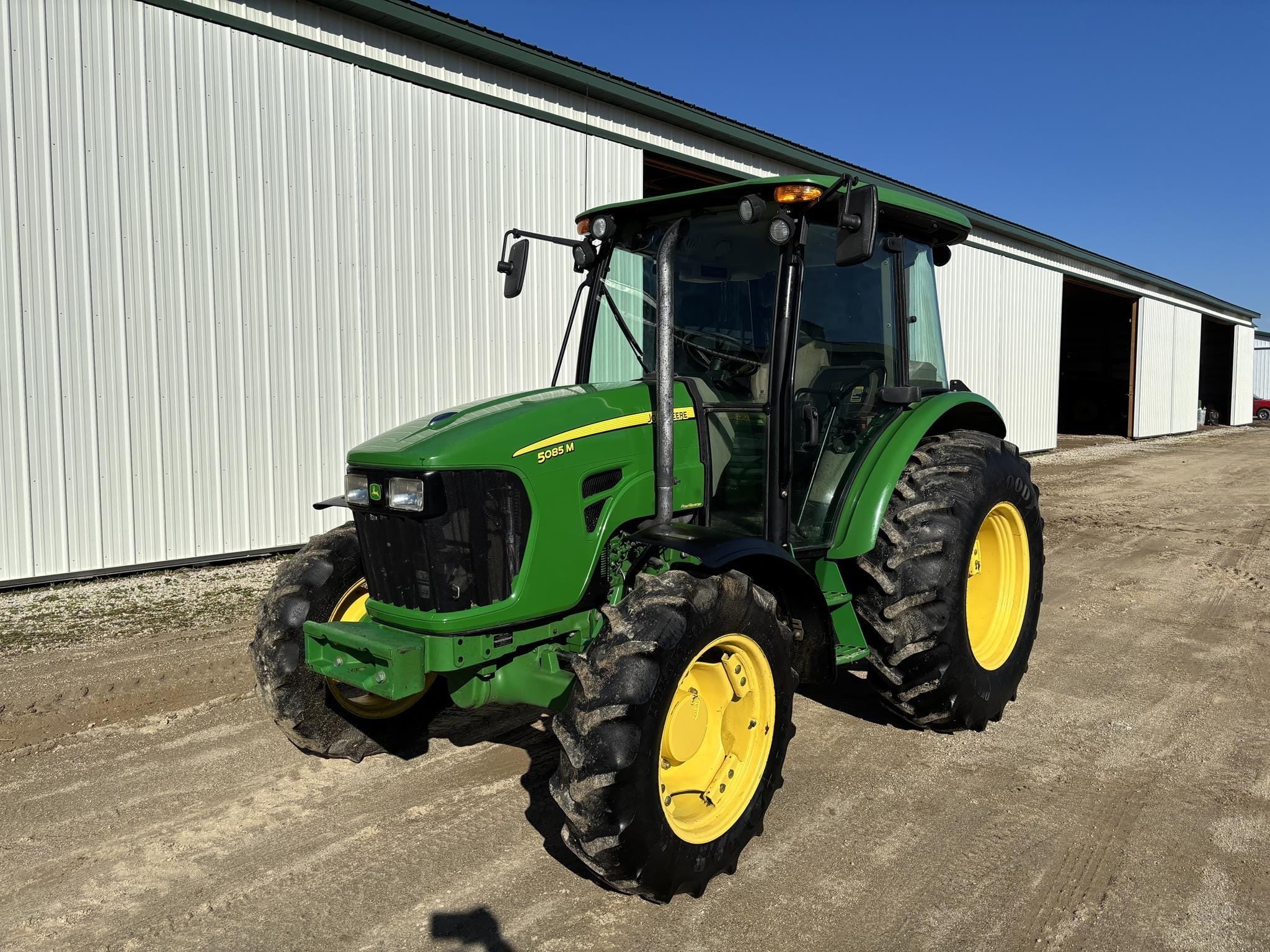 John Deere 5085M Equipment Image0