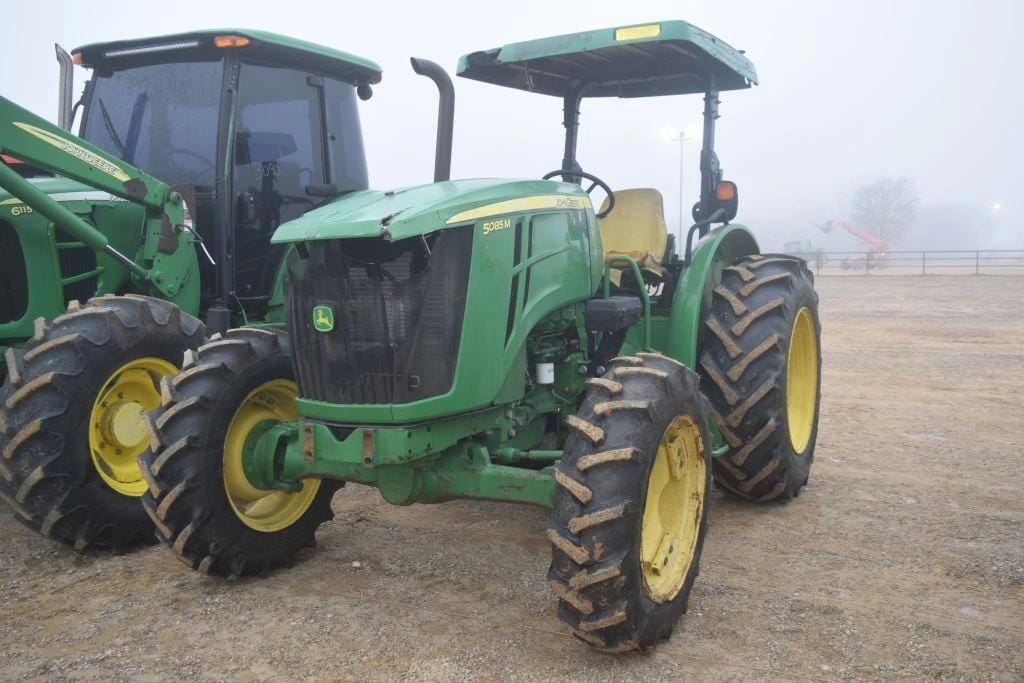 John Deere 5085M Equipment Image0