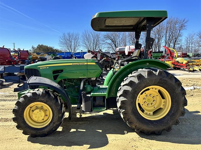 Image of John Deere 5085M equipment image 1