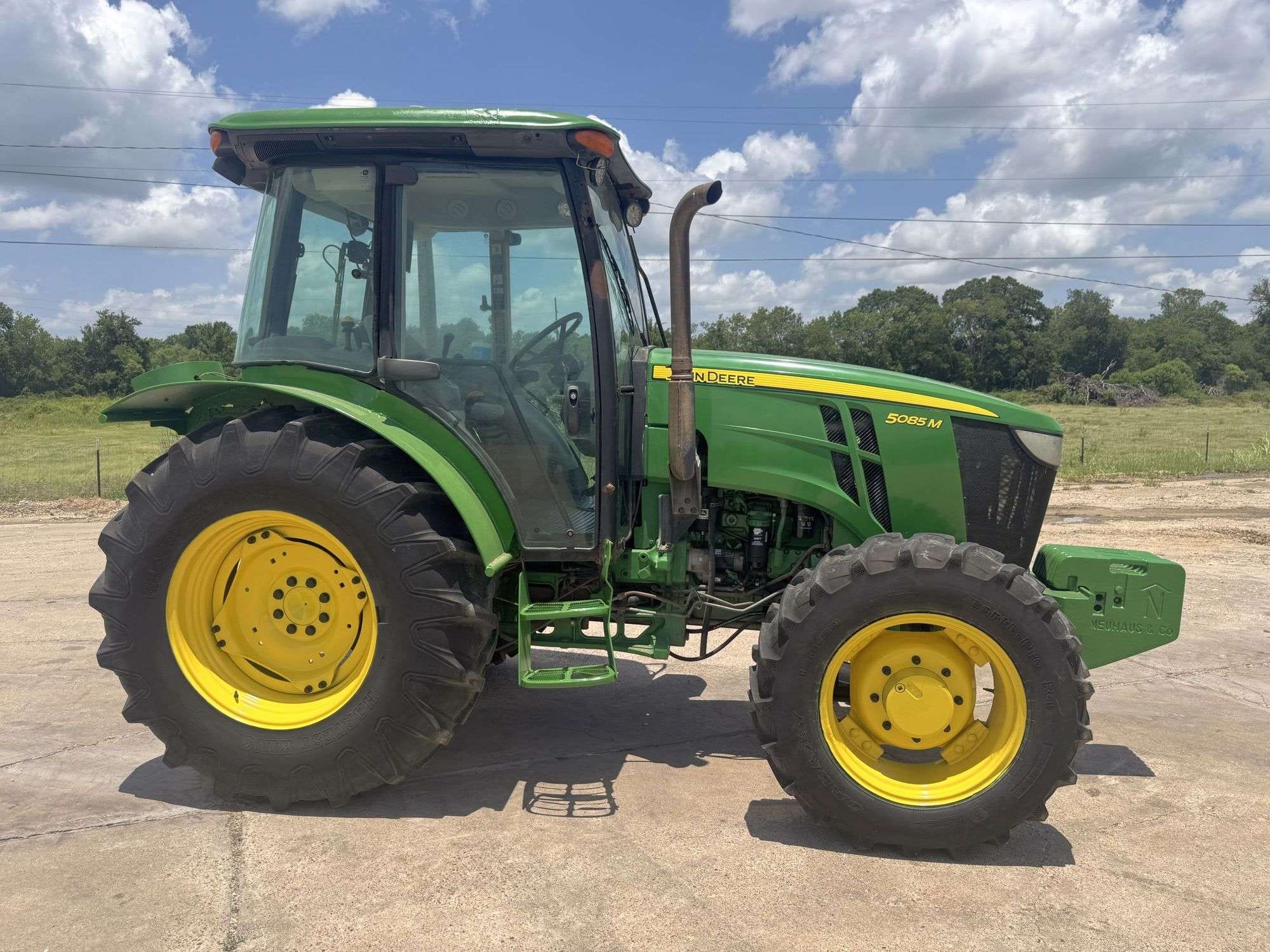 John Deere 5085M Equipment Image0