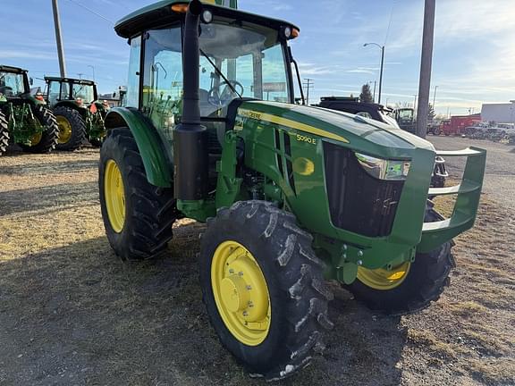 Image of John Deere 5090E equipment image 4