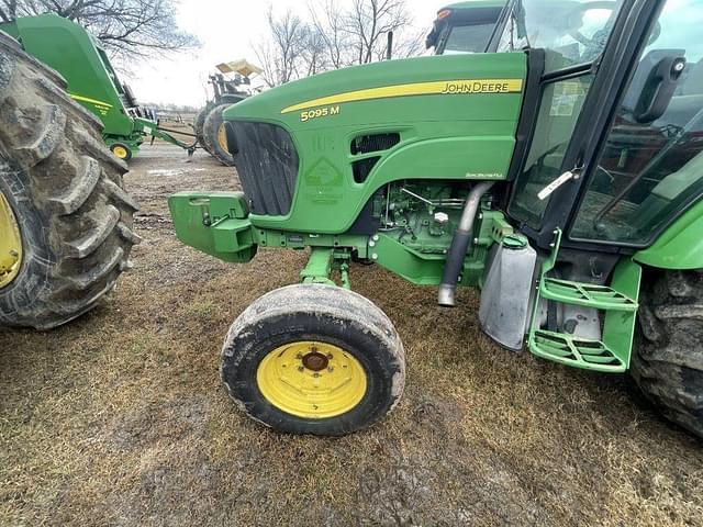 Image of John Deere 5095M equipment image 1