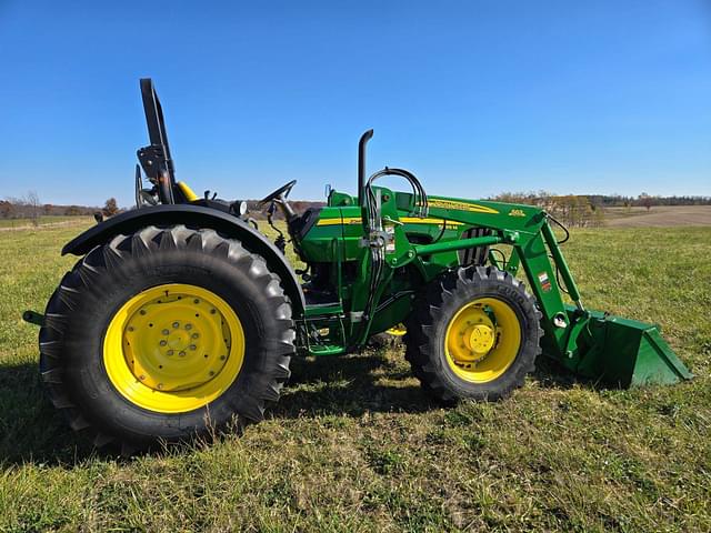 Image of John Deere 5095M equipment image 2