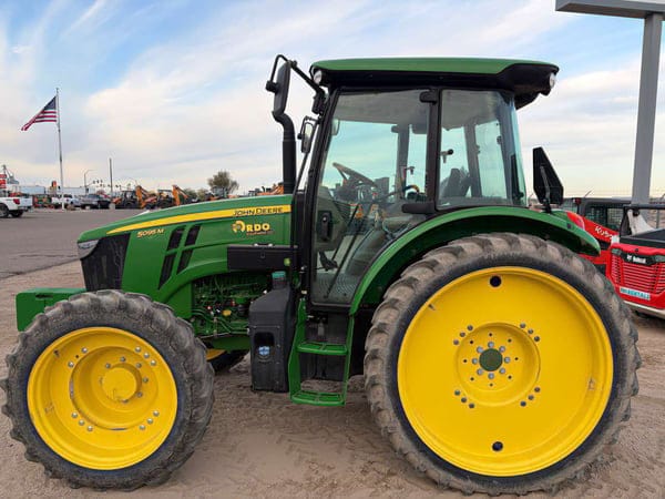 John Deere 5095M Equipment Image0