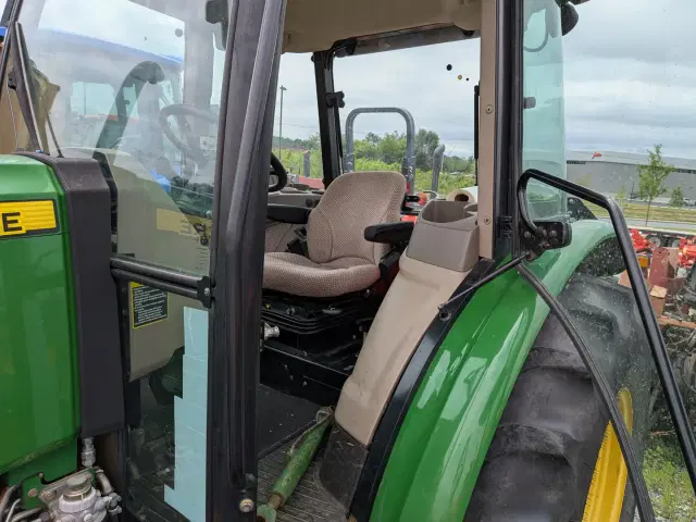 Image of John Deere 5100E equipment image 3