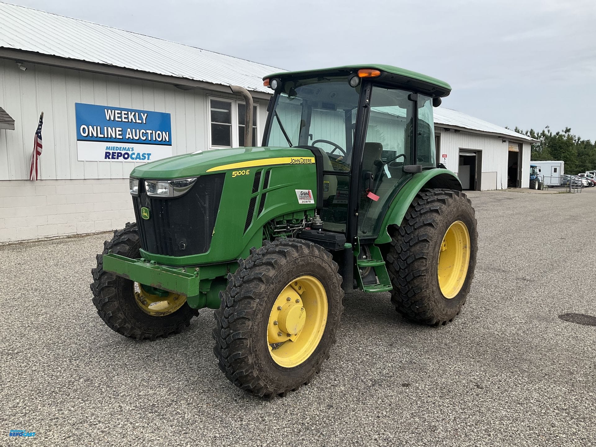 John Deere 5100E Equipment Image0