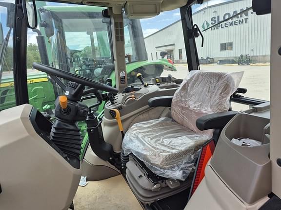 Image of John Deere 5120M equipment image 2