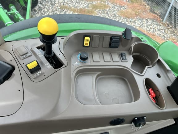 Image of John Deere 5120M equipment image 4