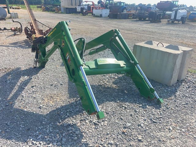 Image of John Deere 520M equipment image 4