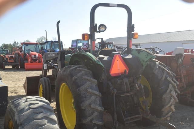 Image of John Deere 5200 equipment image 1