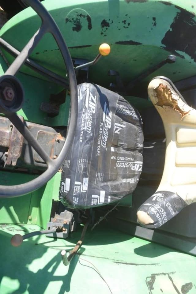 Image of John Deere 5200 equipment image 4