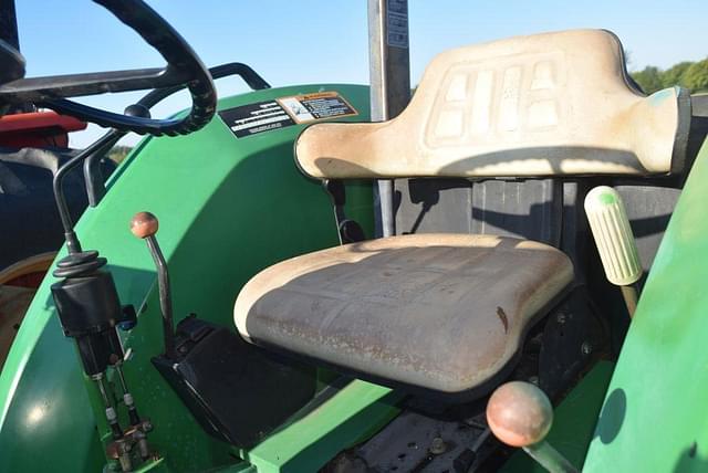 Image of John Deere 5200 equipment image 4