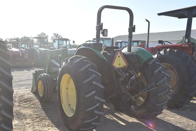 Image of John Deere 5200 equipment image 1