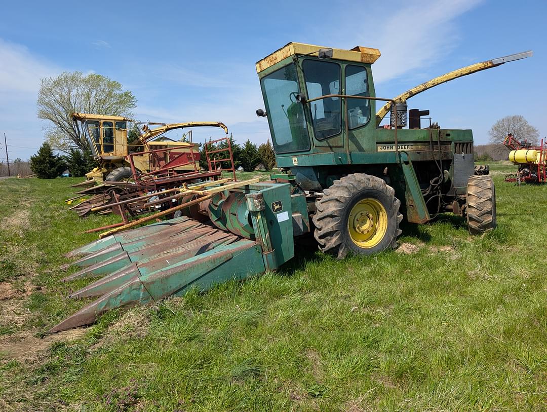 Image of John Deere 5200 Primary image