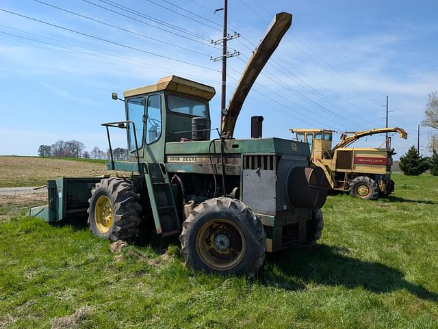 Image of John Deere 5200 equipment image 1