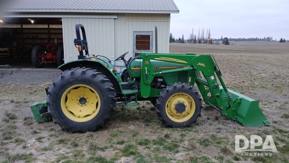 John Deere 5200 Equipment Image0