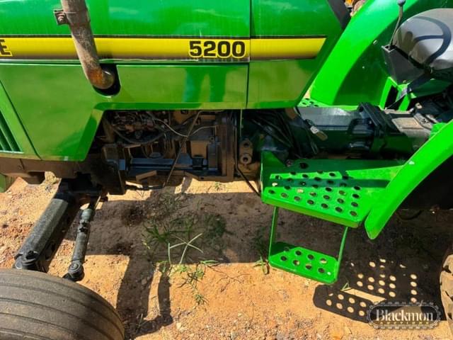 Image of John Deere 5200 equipment image 2